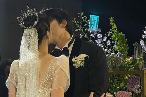 Một cặp đôi nam nữ ca sĩ vừa nên duyên vợ chồng, xả ảnh đám cưới bí mật khiến ai cũng xuýt xoa