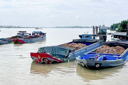 An Giang: Bắt quả tang 7 sà lan và ghe sắt vận chuyển đất trái phép số lượng lớn