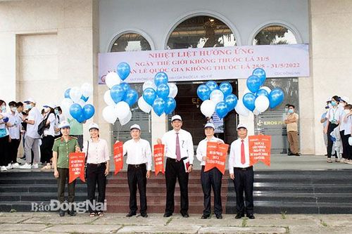 Tăng cường xử phạt hành vi hút thuốc lá nơi công cộng