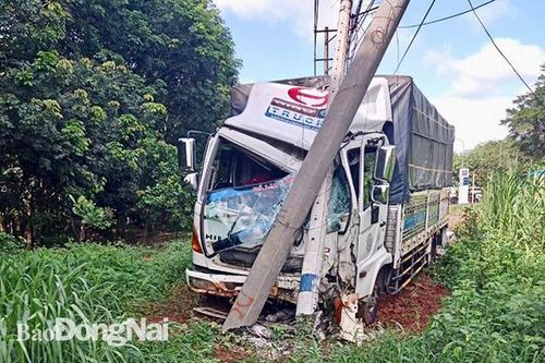 Gần 4 ngàn hộ mất điện do xe tải tông gãy trụ điện