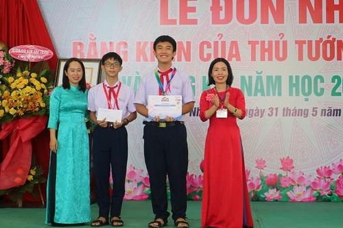 Trường THCS Võ Thị Sáu đón nhận bằng khen của Thủ tướng Chính phủ