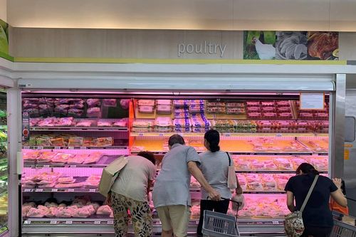 Singapore khuyến nghị không mua gà nguyên con vì khan hiếm