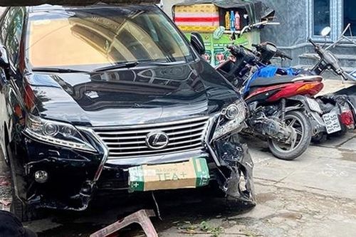 Xe Lexus tông dải phân cách ủi 7 xe máy rồi lao vào quán ăn