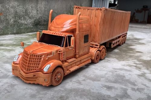 Xe đầu kéo bằng gỗ của thợ Việt khiến báo ngoại hết lời khen