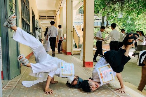 Muôn kiểu check-in bá đạo ngày bế giảng: Không có hài nhất, chỉ có hài hơn