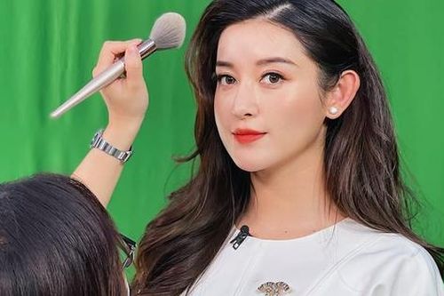 Mỹ nhân VTV có gương mặt lọt Top đẹp nhất thế giới tự khoe đôi chân đen nhẻm, loang lổ
