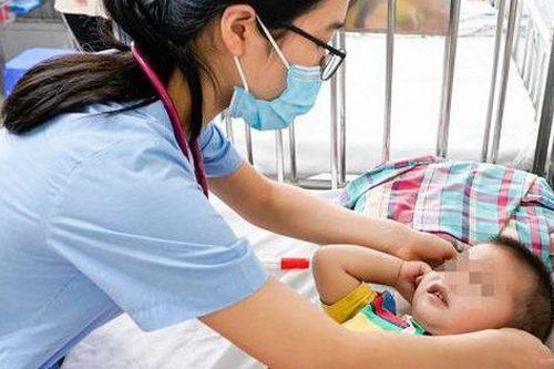 Gia tăng trẻ nhỏ mắc tay chân miệng, chuyên gia chỉ rõ 3 dấu hiệu cảnh báo bệnh trở nặng bố mẹ cần lưu ý