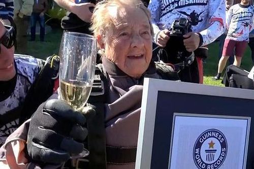 Cụ bà 103 tuổi Ruth Larsson lập kỷ lục thế giới Guinness về nhảy dù