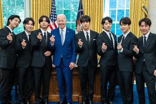 BTS gây 'bão mạng' với chuyến thăm Nhà Trắng, chụp ảnh thả tim cùng Tổng thống Mỹ