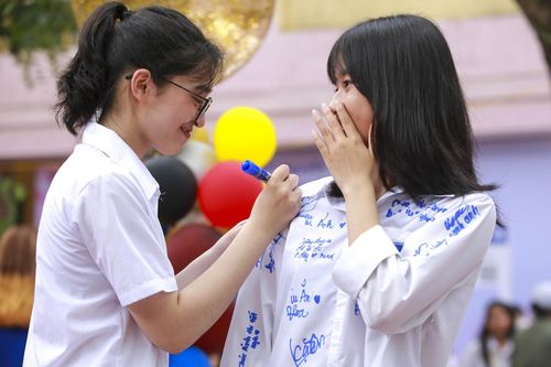Cảm xúc lễ chia tay tuổi học trò của học sinh lớp 12