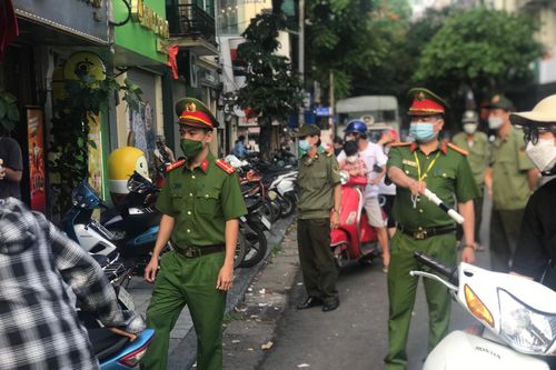 Xử lý triệt để việc dắt 'thú cưng' vào không gian đi bộ hồ Hoàn Kiếm