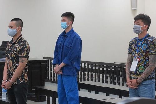Vác súng đi hỗn chiến sau khi gọi nữ nhân viên quán karaoke bất thành