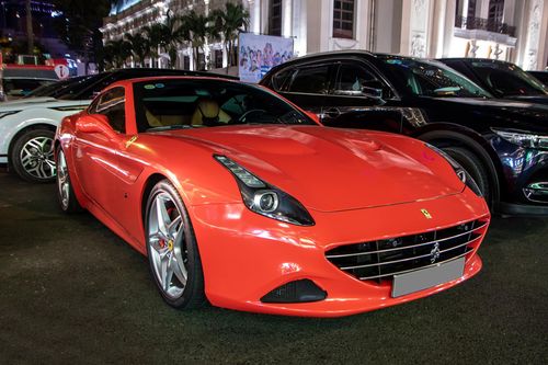 Ferrari California T hàng hiếm làm mới ngoại thất tại TP.HCM