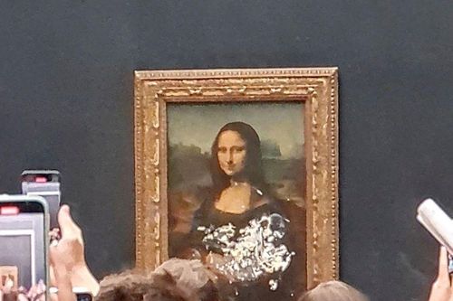 Mona Lisa bị bôi bẩn