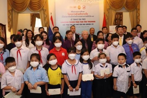 Tổng Lãnh sự quán Thái Lan tặng học bổng cho học sinh mồ côi do dịch Covid-19