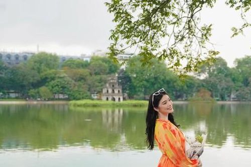 'Đối thủ' Hoa hậu Đỗ Thị Hà tại 'Miss World 2021' thả dáng thướt tha giữa Thủ đô Hà Nội
