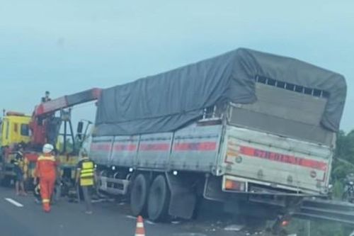 Hai xe tải hư hỏng nặng sau va chạm trên cao tốc Trung Lương - Mỹ Thuận