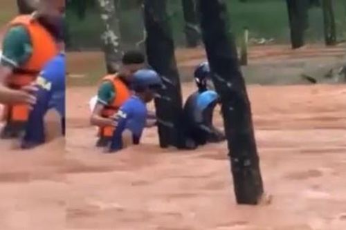 Dân quân xã kịp thời cứu sống 2 người dân giữa dòng nước siết