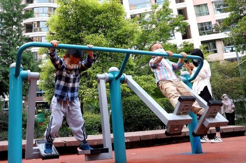 Chùm ảnh người dân Thượng Hải mừng rỡ trong ngày đầu tiên bỏ phong tỏa