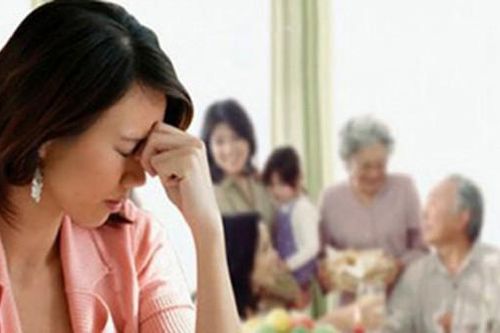 Tôi trầm trồ khen ngợi và ngưỡng mộ những người con thành đạt hiếu thảo của bác hàng xóm, nào ngờ bác ấy bật khóc