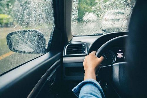 5 nguyên tắc giúp các chị em lái xe an toàn dưới trời mưa lớn