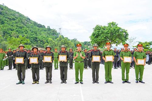 Bế giảng khóa huấn luyện 199 chiến sĩ nghĩa vụ công an nhân dân