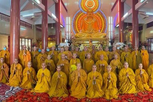 Chư Tăng quận Phú Nhuận bố-tát, thính giới tại Thanh Minh thiền viện
