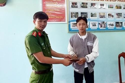 Công an phường trao trả tài sản cho người đánh rơi