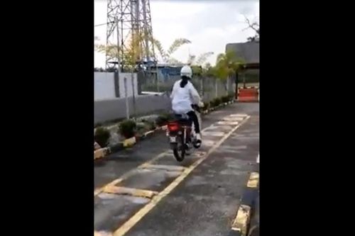 Cô gái nhún nhảy khi qua gờ giảm tốc