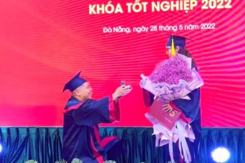 Tranh thủ cầu hôn trong lễ tốt nghiệp, chàng trai hạnh phúc nhận cú đúp 'bằng'