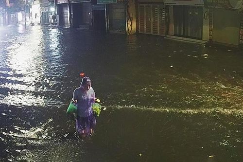 Mưa lớn cuối ngày, nhiều tuyến phố nội đô lại xuất hiện úng ngập