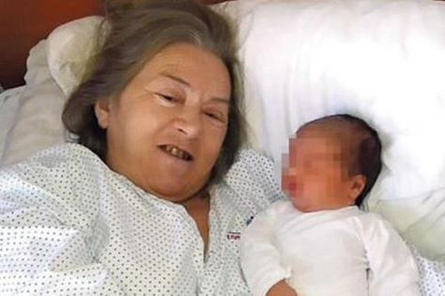 Bà mẹ 60 tuổi 'xin giống' sinh con, ngày bé chào đời chồng tuyên bố ly hôn