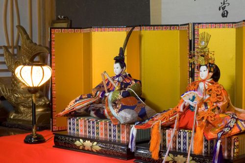 Độc đáo bộ sưu tập búp bê Hina được trang trí trên kệ 7 tầng của Nhật Bản