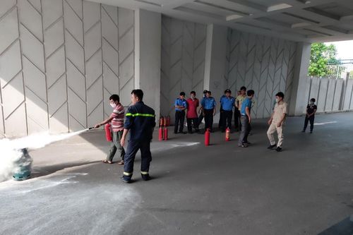 Cứu 2 người mắc kẹt trong đám cháy giả định xảy ra tại tổ hợp TTTM văn phòng và căn hộ