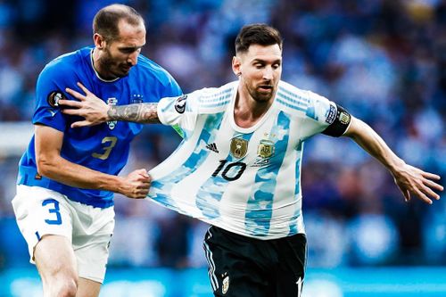 Pha cướp bóng và solo từ sân nhà của Messi