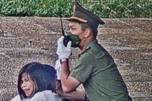 Trung sĩ cảnh vệ dùng ngón tay ngăn người co giật cắn lưỡi