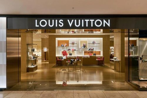 Người Trung Quốc đi thẩm định túi sau vụ Louis Vuitton bán đồ fake
