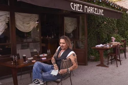 Johnny Depp từng mua cả một ngôi làng ở Pháp