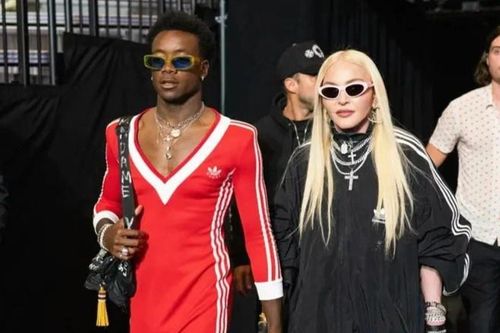 Con trai Madonna mặc váy khoét ngực sâu