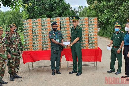 Trao quà hỗ trợ Campuchia dịp bầu cử Hội đồng xã, phường