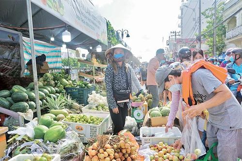 Độc đáo chợ trái cây 'trên bến dưới thuyền'