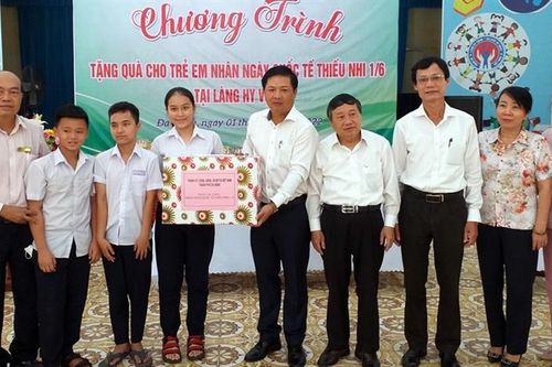 Lãnh đạo thành phố thăm, tặng quà nhân ngày quốc tế thiếu nhi 1-6