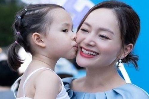 Con gái diễn viên Lan Phương chăm chỉ theo mẹ dự sự kiện