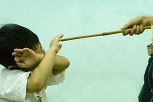 Bé trai 18 tháng tuổi tử vong nghi do bạo hành