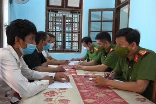 Huế: Công an làm việc với nhóm đối tượng 'xin đểu' tại nghĩa trang