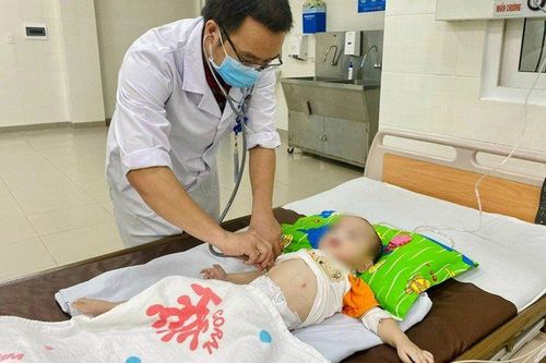 Bé 9 tháng tuổi tím tái, ngừng thở do sặc sữa