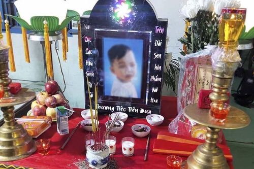 Cháu bé 18 tháng tuổi tại Long An tử vong nghi do bị bạo hành