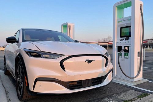 Ford lên kế hoạch đại tu mô hình kinh doanh để cạnh tranh với Tesla