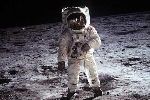 NASA chi hàng tỷ USD phát triển bộ đồ vũ trụ mới đa dụng hơn