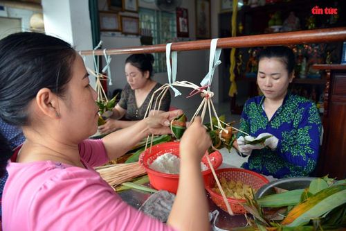 TP Hồ Chí Minh: Xóm làm bánh ú nước tro truyền thống tất bật dịp Tết Đoan Ngọ